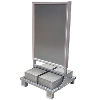 Schwerer Outdoor Kundenstopper mit Betonfuß, silver