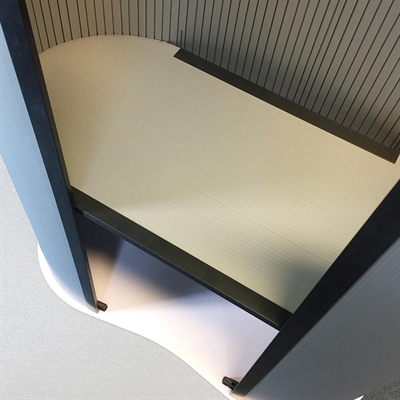 Ovale, geschwungene Messetisch/Theke